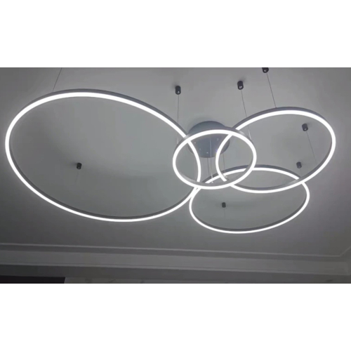 lampa czarna z dużymi pierścieniami