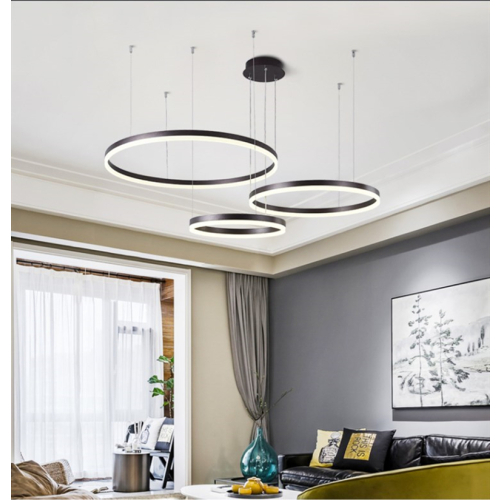 Czarna lampa ring LED L136 w nowoczesnym salonie