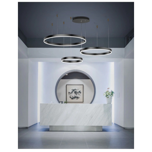 Czarna lampa ring LED L136 w dużym salonie