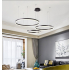 Czarna lampa ring LED L136 w nowoczesnym salonie