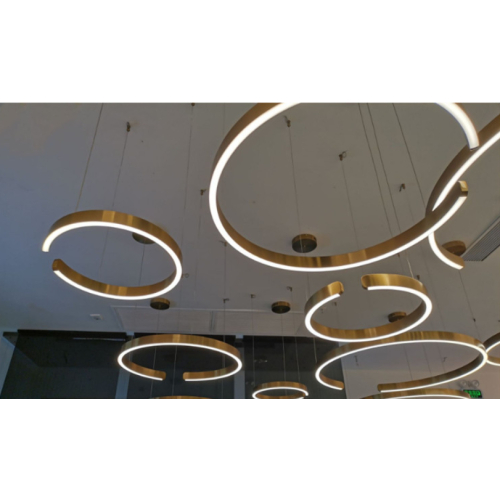 Złota lampa wisząca L151 w aranżacji salonu